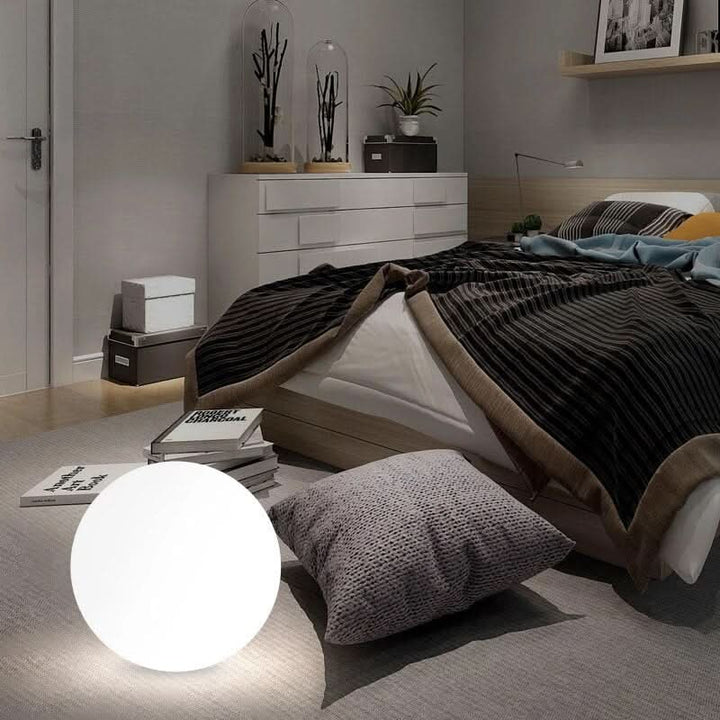 Kabellose LED Kugelleuchte mit Akku, flexibel einsetzbar für Außen- und Innenbereiche.