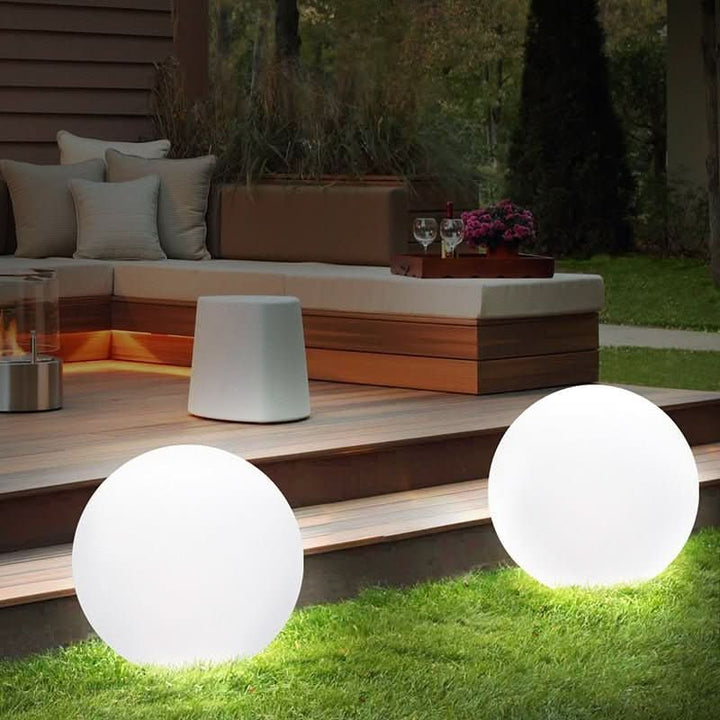Elegante LED Kugellampe aus robustem Material mit sanftem Farbwechsel, schafft gemütliches Ambiente.