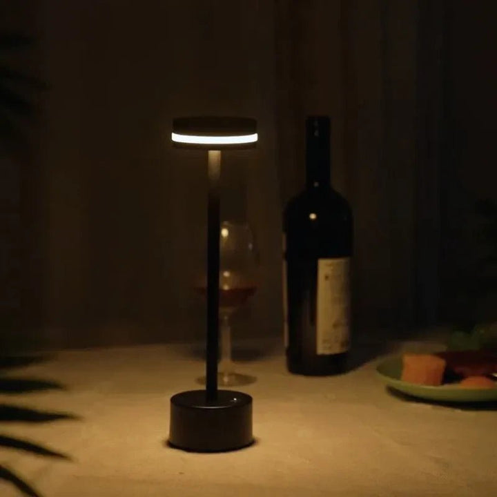 Vielseitiger LED-Leuchtzweig als Innenbeleuchtung und stimmungsvolle Tischlampe. Flexibel und dekorativ.