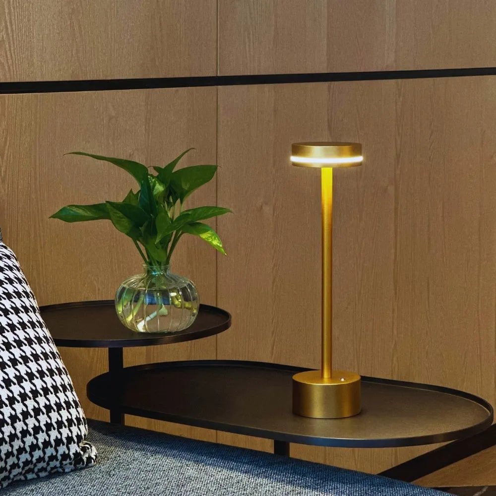 Flexibler, batteriebetriebener LED-Dekozweig in Olivenzweig-Optik. Perfekte Tischlampe für Innenbereiche.