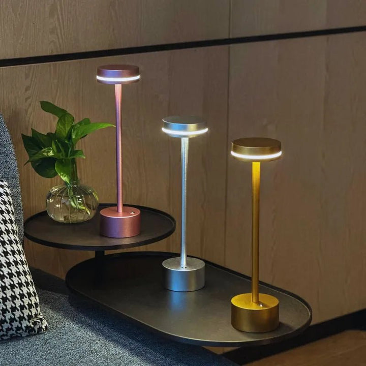 Detailaufnahme: Leuchtende LEDs auf dem Olivenzweig, zaubern magische Lichtatmosphäre in Ihr Zuhause.