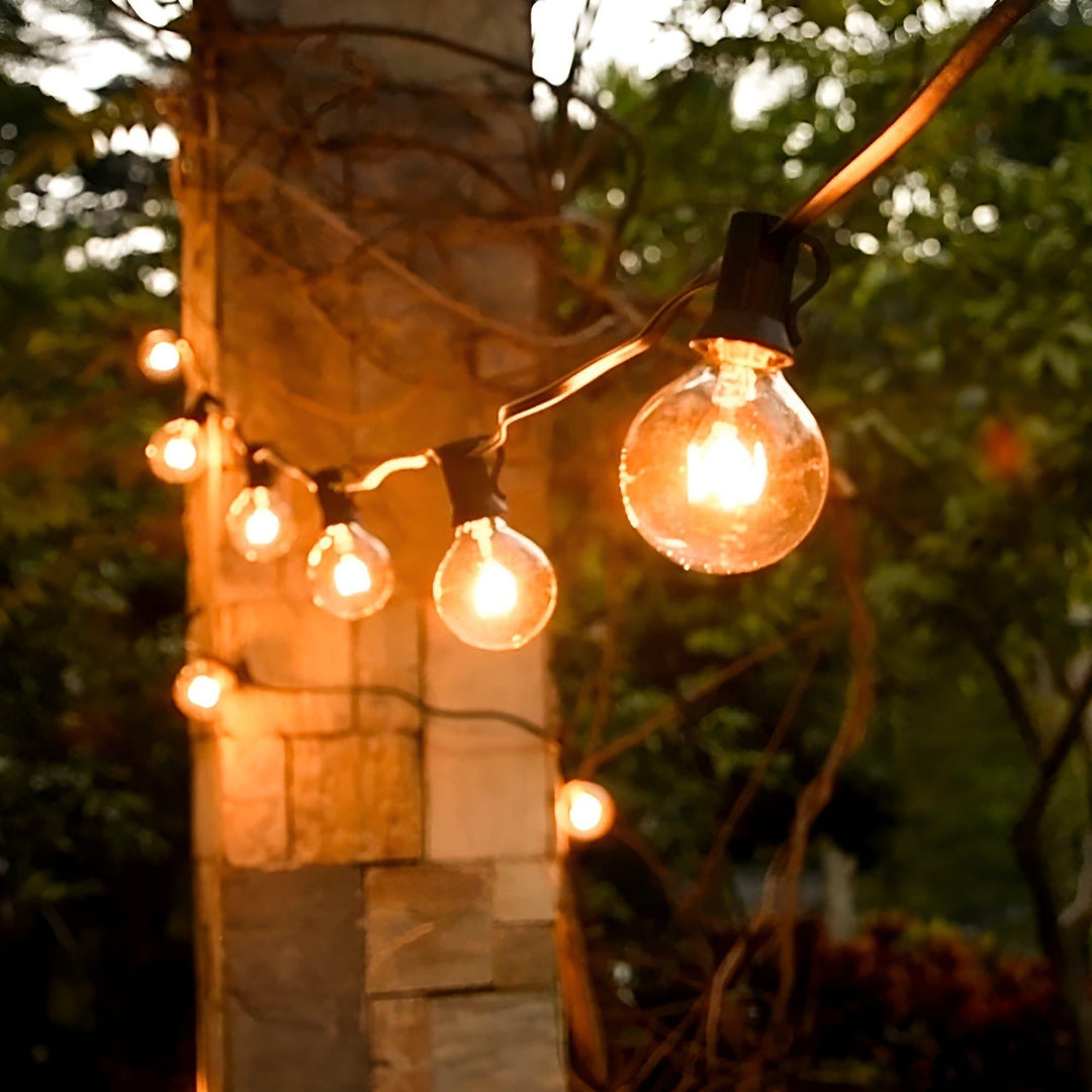 LED Lichterkette für stimmungsvolle Gartenbeleuchtung, ideal für Terrassen und Außenbereiche, warmweißes Licht.