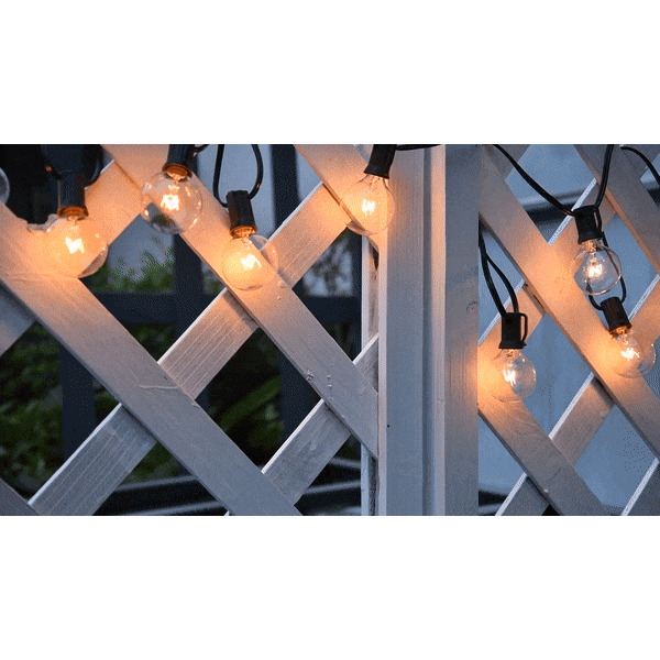 Mehrere LED Lichterketten illuminieren den Garten festlich. Ideal als stimmungsvolle Außenbeleuchtung für Feste.