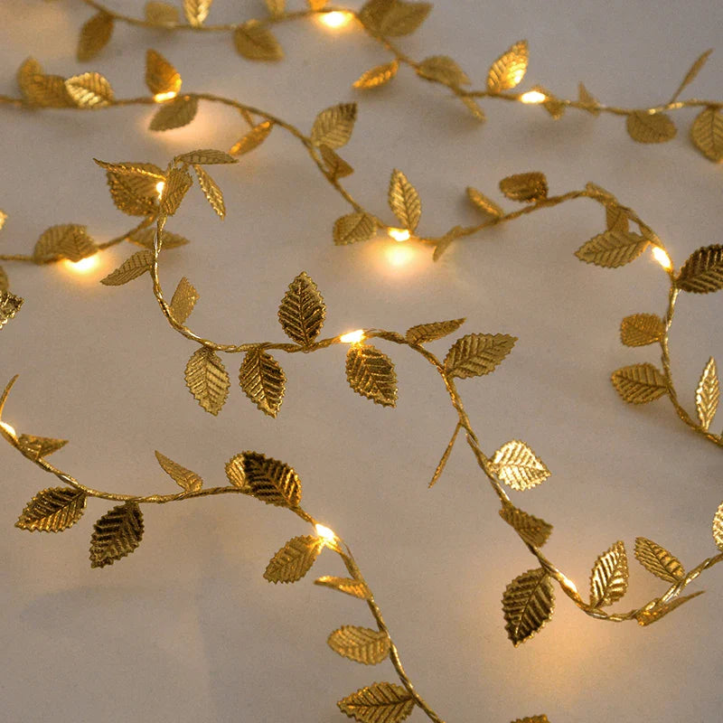 LED Lichterkette goldene Blätter, 2m. Warmweißes Licht, batteriebetrieben für gemütliches Ambiente & stilvolle Dekoration.