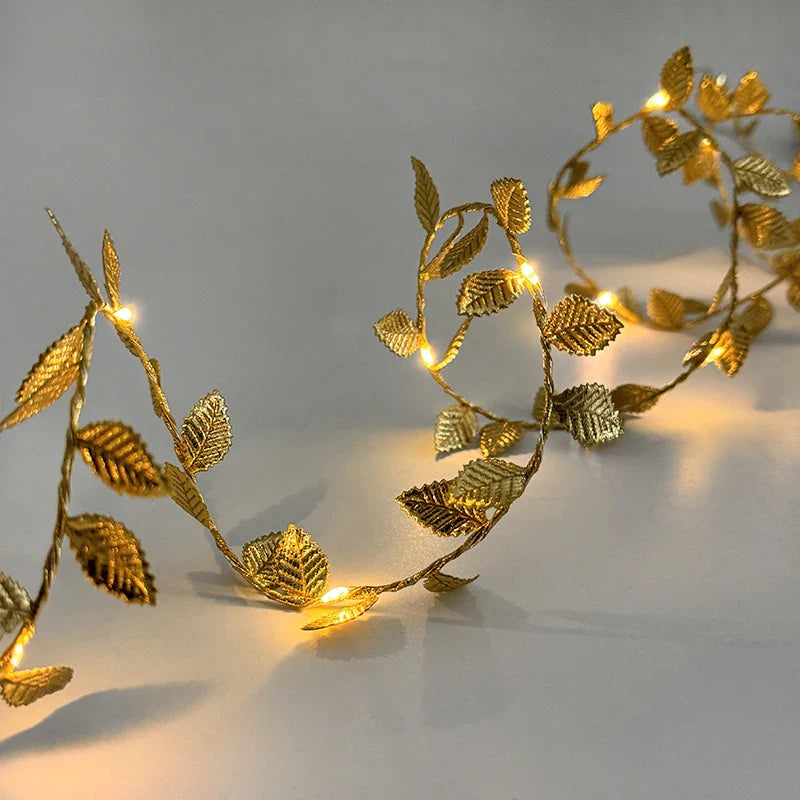 2m LED Lichterkette goldene Blätter für Wohnzimmer. Schafft warmweißes Licht & stilvolle Innenbeleuchtung. Batteriebetrieben.