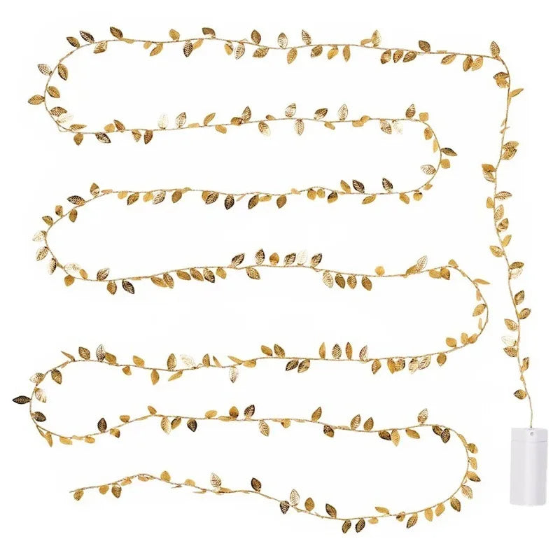 Vielseitige 2m LED Lichterkette goldene Blätter. Perfekt als Deko für Partys, Wohnzimmer oder festliche Anlässe. Warmweißes Licht.