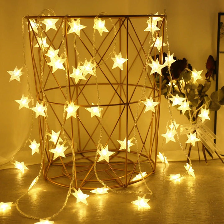 LED-Lichterkette warmweiß für festliche Dekoration innen & außen. Schafft gemütliche Weihnachts-Atmosphäre.