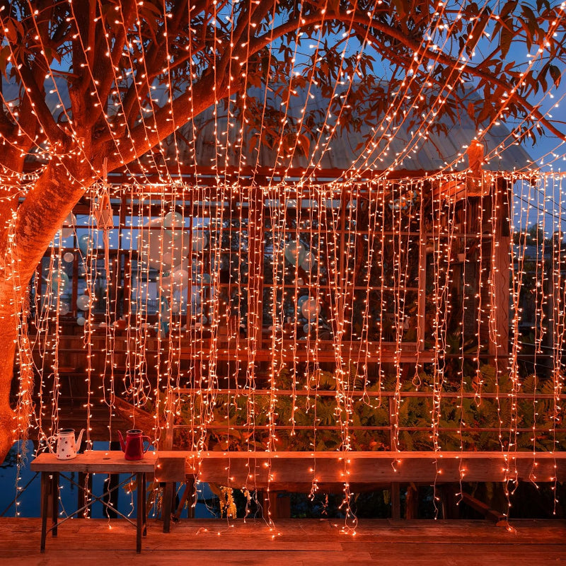 LED-Lichtervorhang als flexible Deko für Balkon & Terrasse, inklusive Fernbedienung für einfache Steuerung.