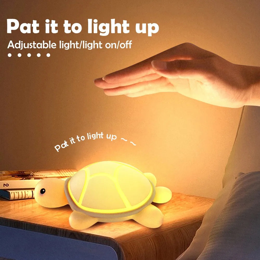 Grüne LED Schildkröte als Nachtlicht mit Touch-Farbwechsel, perfekt für sicheren Schlaf im Kinder- oder Babyzimmer.