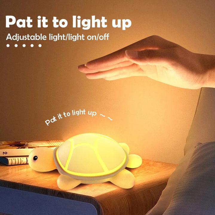 Grüne LED Schildkröte als Nachtlicht mit Touch-Farbwechsel, perfekt für sicheren Schlaf im Kinder- oder Babyzimmer.