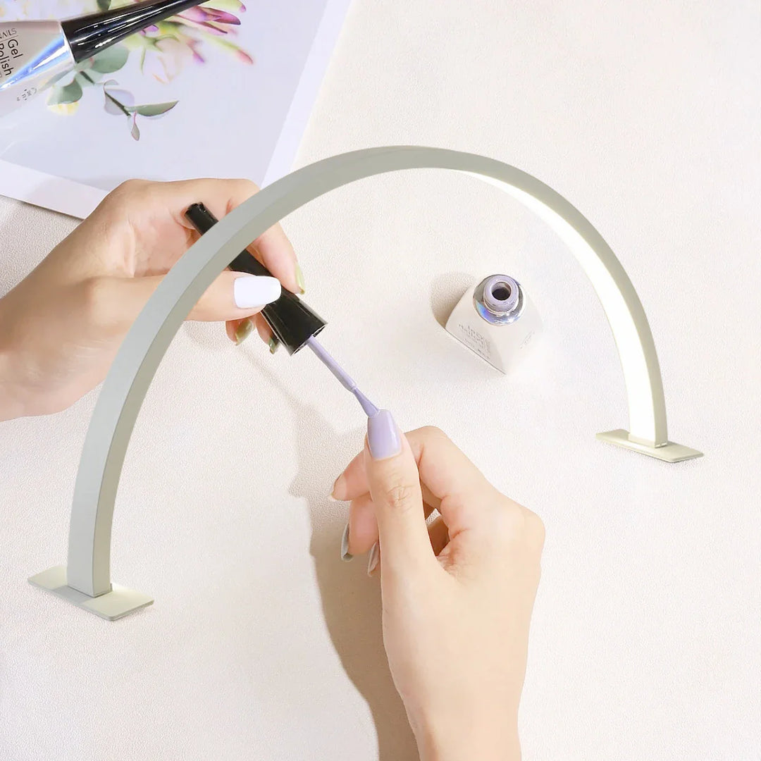 Elegante LED-Nagellampe im Halbmond-Design, perfekt für präzise Nagelpflege und Nailart im Studio.