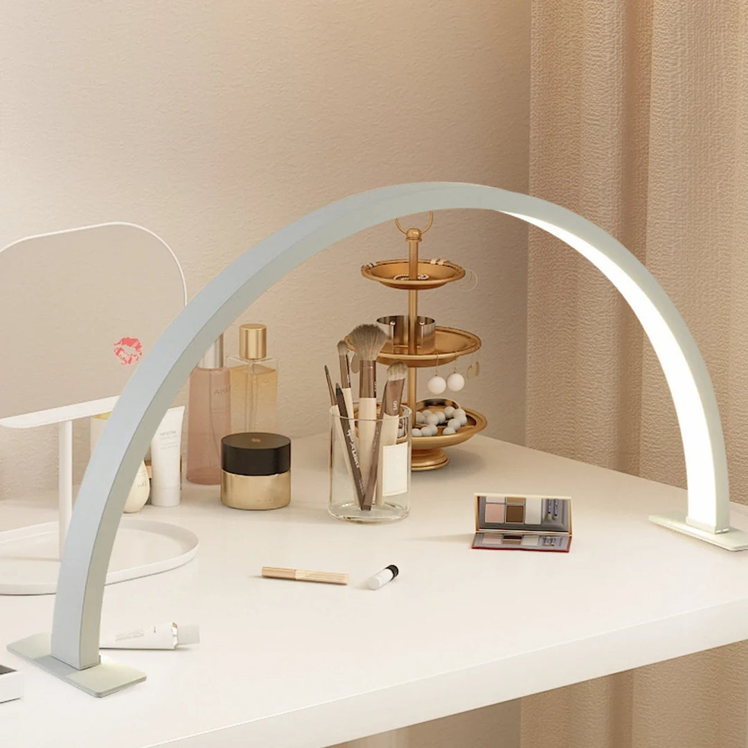 Vielseitige Halbmond LED-Lampe für detailreiche Nagelpflege. Perfekt für den Einsatz zuhause und im Nagelstudio.