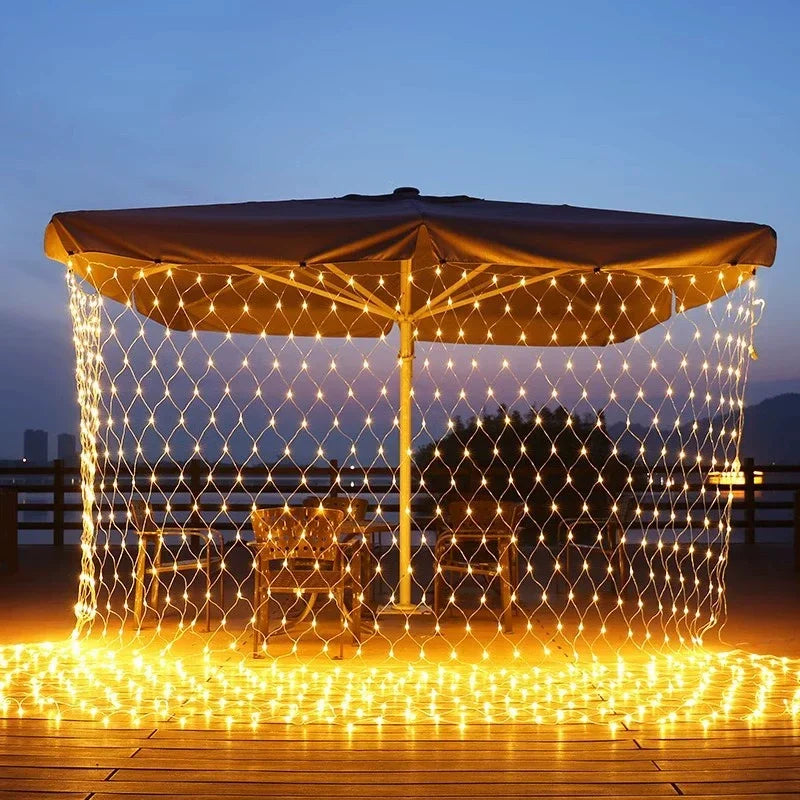 Mehrfarbige LED-Netz-Lichterkette mit 8 Modi für stimmungsvolle Deko. Ideal für Feste, Garten und Partys.