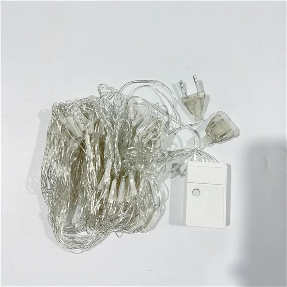 Vielseitige LED-Netz-Lichterkette für Innen & Außen. Schafft festliches Ambiente mit 8 Lichtmodi.