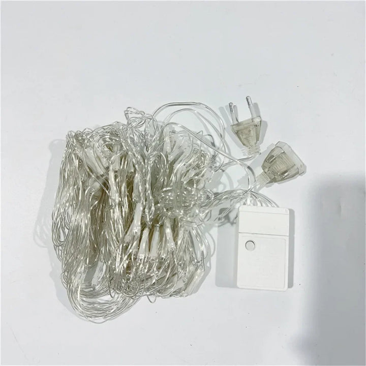 Vielseitige LED-Netz-Lichterkette für Innen & Außen. Schafft festliches Ambiente mit 8 Lichtmodi.