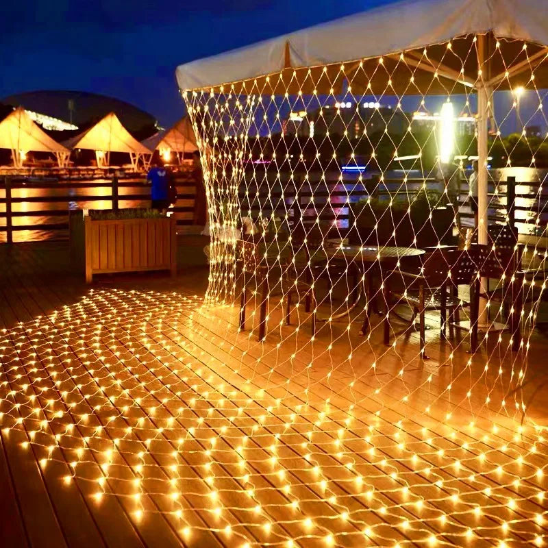 LED-Netz-Lichterkette für Hochzeit & Party Deko. Sorgt für stimmungsvolles Licht im Garten oder Saal.