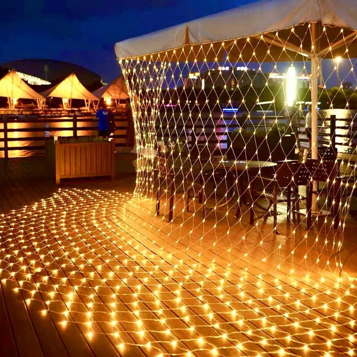 LED-Netz-Lichterkette für Hochzeit & Party Deko. Sorgt für stimmungsvolles Licht im Garten oder Saal.