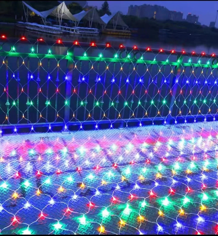 Deko-Netz-Lichterkette mit LED-Leuchten für Garten, Terrasse und Innenbereich. Wetterfest und energieeffizient.