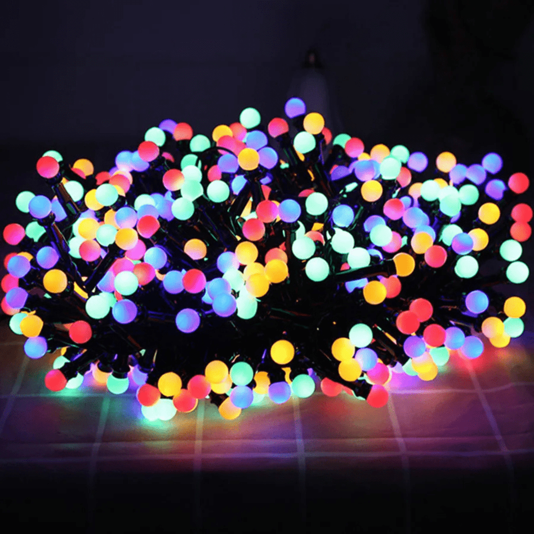 Moderne, mehrfarbige LED Lichterkette für den Außenbereich, IP68 wasserdicht, ideal für Garten & Events.