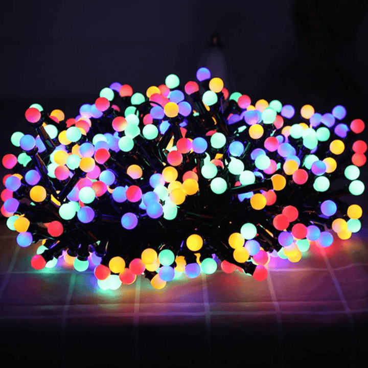 Moderne, mehrfarbige LED Lichterkette für den Außenbereich, IP68 wasserdicht, ideal für Garten & Events.