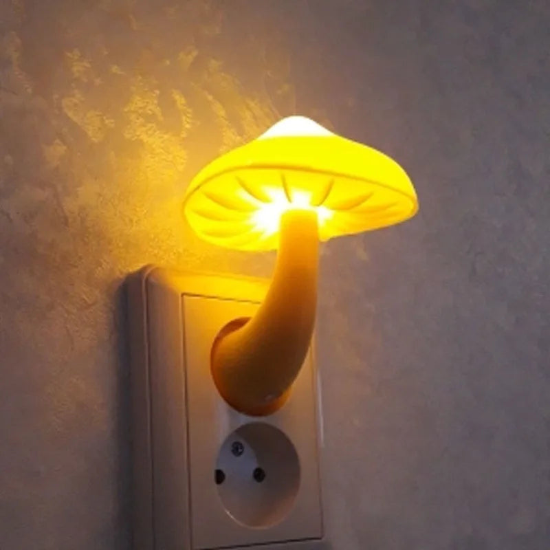 Süße LED Pilzlampe warmgelb, ideal als Orientierungslicht im Kinderzimmer oder Flur. Mit Dämmerungssensor.