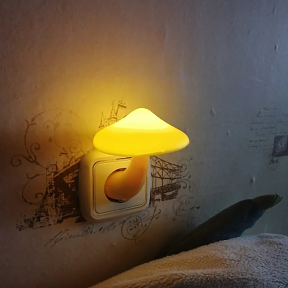 Automatisches LED Pilz Nachtlicht mit Dämmerungssensor, perfekt für ein sanftes, warmes Licht im Kinderzimmer.