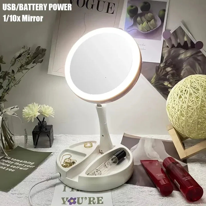 Praktischer LED Reisespiegel 10x Vergrößerung, aus- oder eingeklappt, ideal für Beauty-Routine auf Reisen.