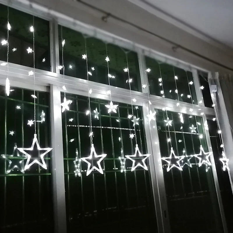 Stimmungsvolle LED-Vorhang-Beleuchtung mit Sternen für Schlafzimmer oder Wohnzimmer als Akzent.