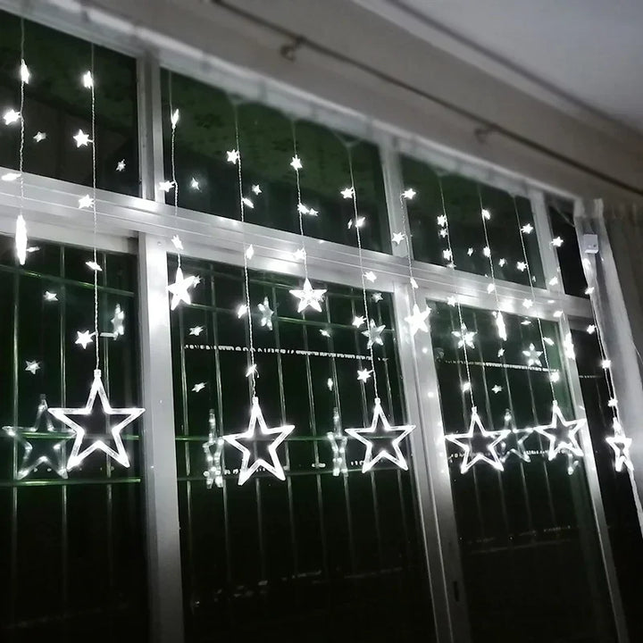 Stimmungsvolle LED-Vorhang-Beleuchtung mit Sternen für Schlafzimmer oder Wohnzimmer als Akzent.