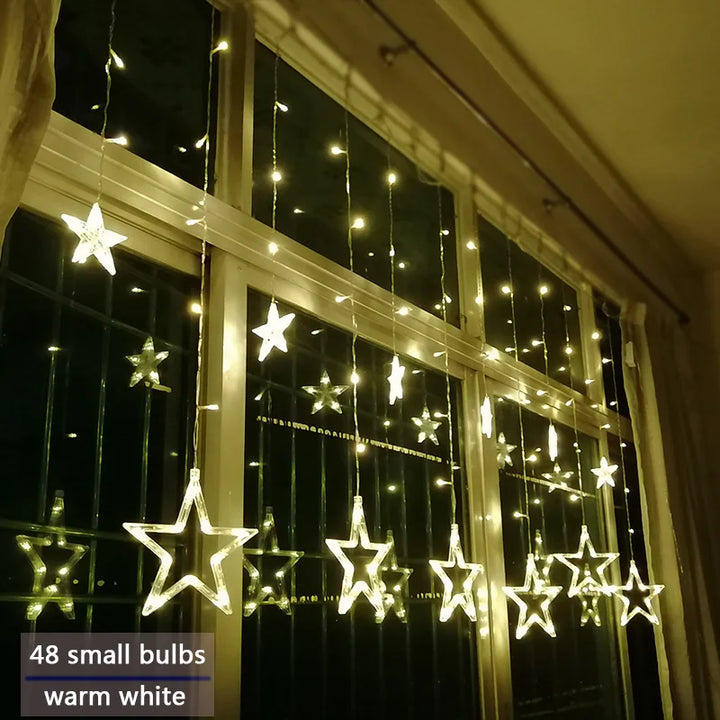 Dekorative LED-Lichterkette mit Sternen, perfekt für Weihnachtsbeleuchtung im Wohnzimmer.