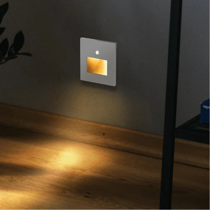 Energieeffizientes LED-Nachtlicht mit Bewegungssensor für sanfte Wegebeleuchtung auf Treppen und im Flur.