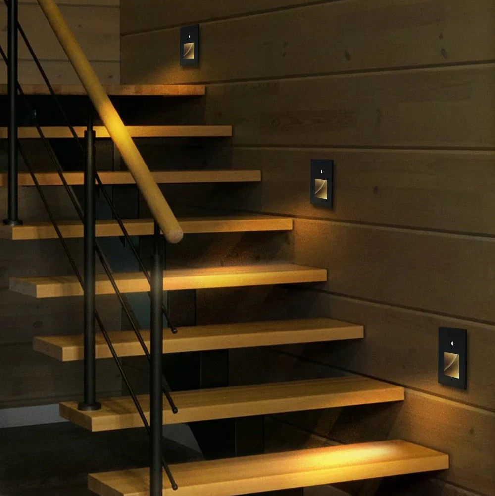 Modernes LED-Stufenlicht, smart, mit Bewegungssensor für Flur und Treppen, schafft stilvolles Ambiente.