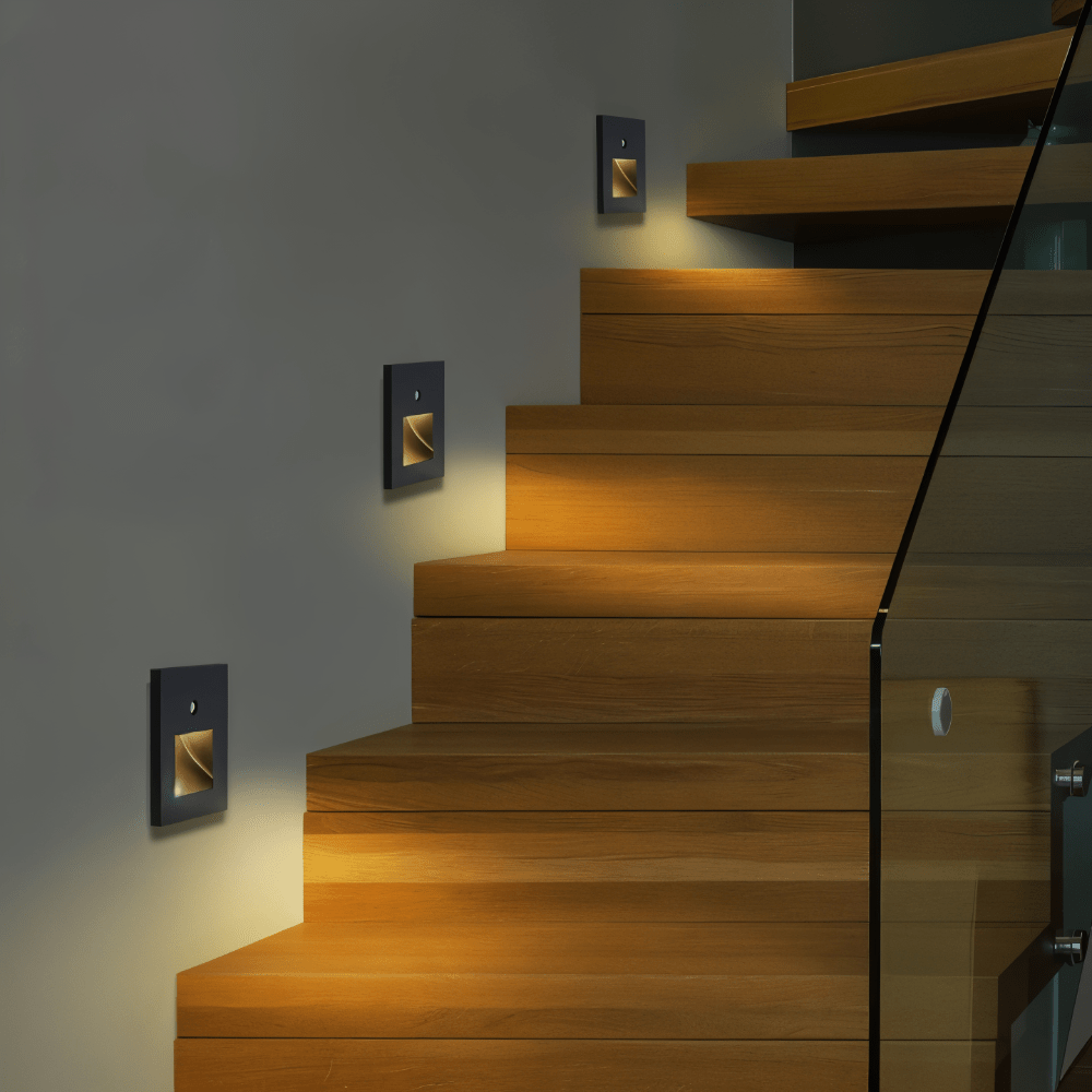 Design-LED-Stufenlicht mit Bewegungssensor für moderne Treppenbeleuchtung und energieeffizientes Flurlicht.