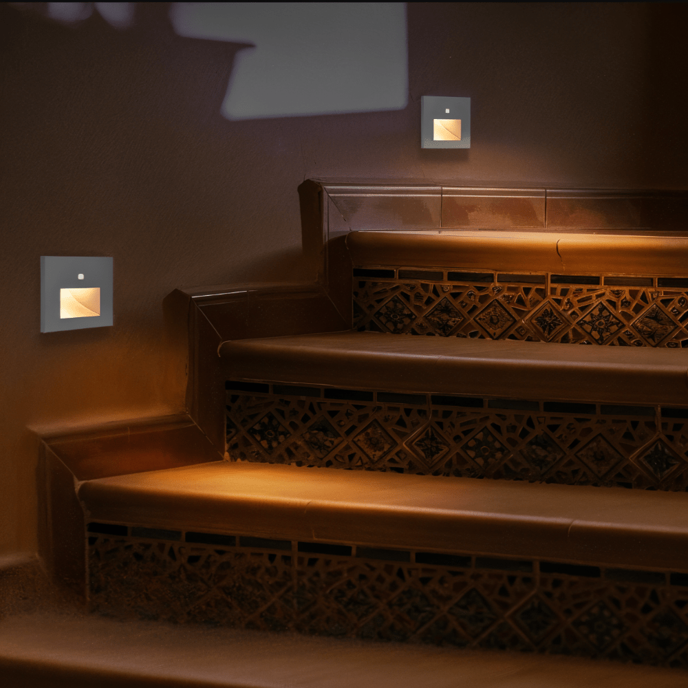 Intelligente LED-Innenbeleuchtung mit Bewegungssensor für sichere Wege auf Treppen und im Flur.