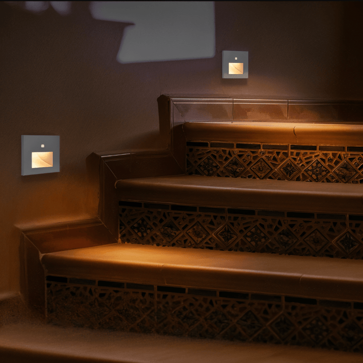 Intelligente LED-Innenbeleuchtung mit Bewegungssensor für sichere Wege auf Treppen und im Flur.