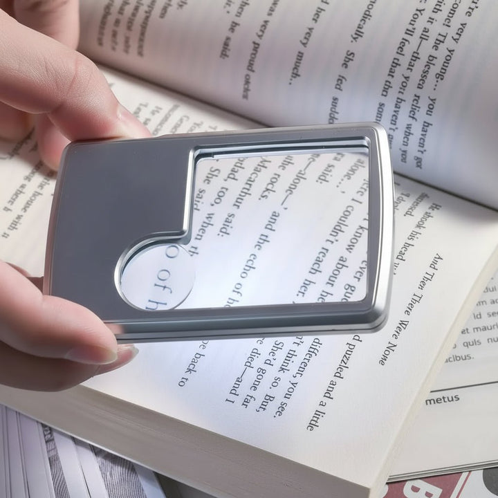 Kompakte LED-Leselupe im Taschenformat, ideal für Hobby & Detailarbeit mit integrierter Beleuchtung.