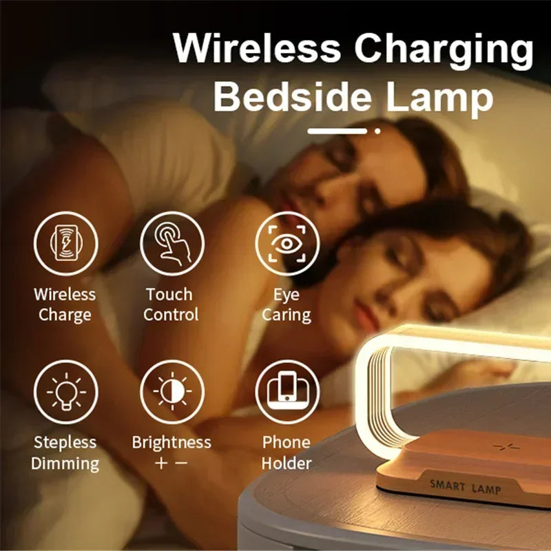 Dimmbare LED Tischlampe mit integriertem Qi Charger und intuitiver Touch-Bedienung in Holzoptik.