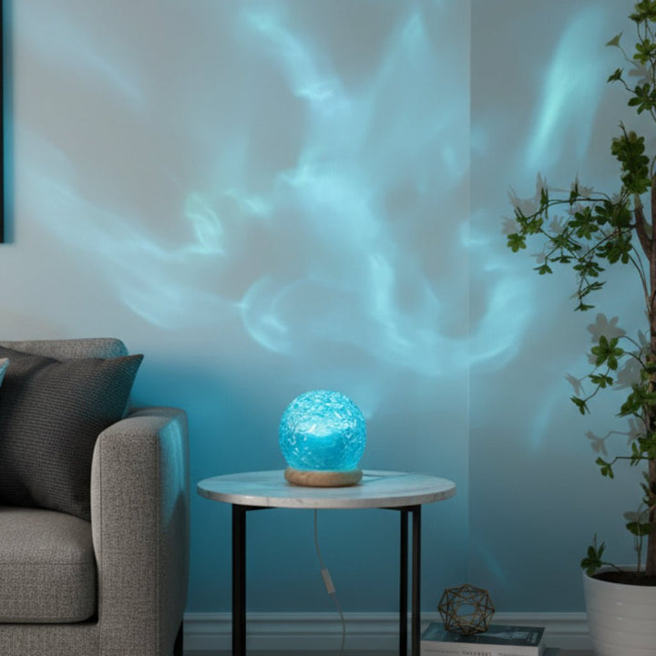 Moderne LED-Lampe mit stilvollem Kristall-Design und dynamischer Wellenprojektion für gemütliches Ambiente.