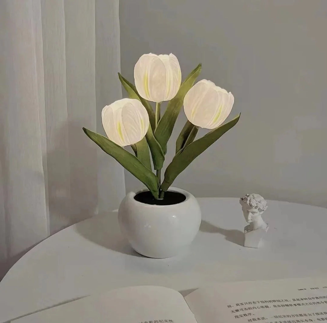 Tischleuchte mit Tulpen-Design, sanftes LED-Licht für eine entspannte und gemütliche Atmosphäre.