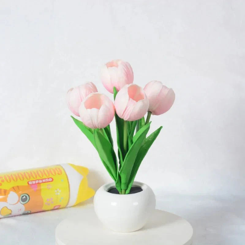 LED-Nachtlicht im Tulpen-Design, charmant und funktional für romantische Umgebungen.