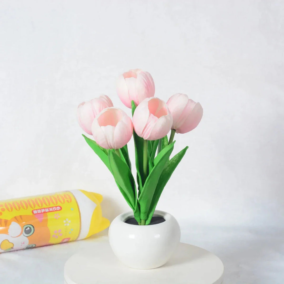 Weiße Tulpen-LED-Lampe, eine geschmackvolle Dekoration für Tische, Regale oder Kommoden.