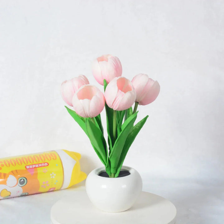 Weiße Tulpen-LED-Lampe, eine geschmackvolle Dekoration für Tische, Regale oder Kommoden.