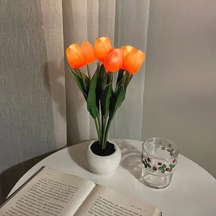 Schlafzimmer-Tischlampe: LED Tulpenlampe für eine beruhigende und einladende Atmosphäre.