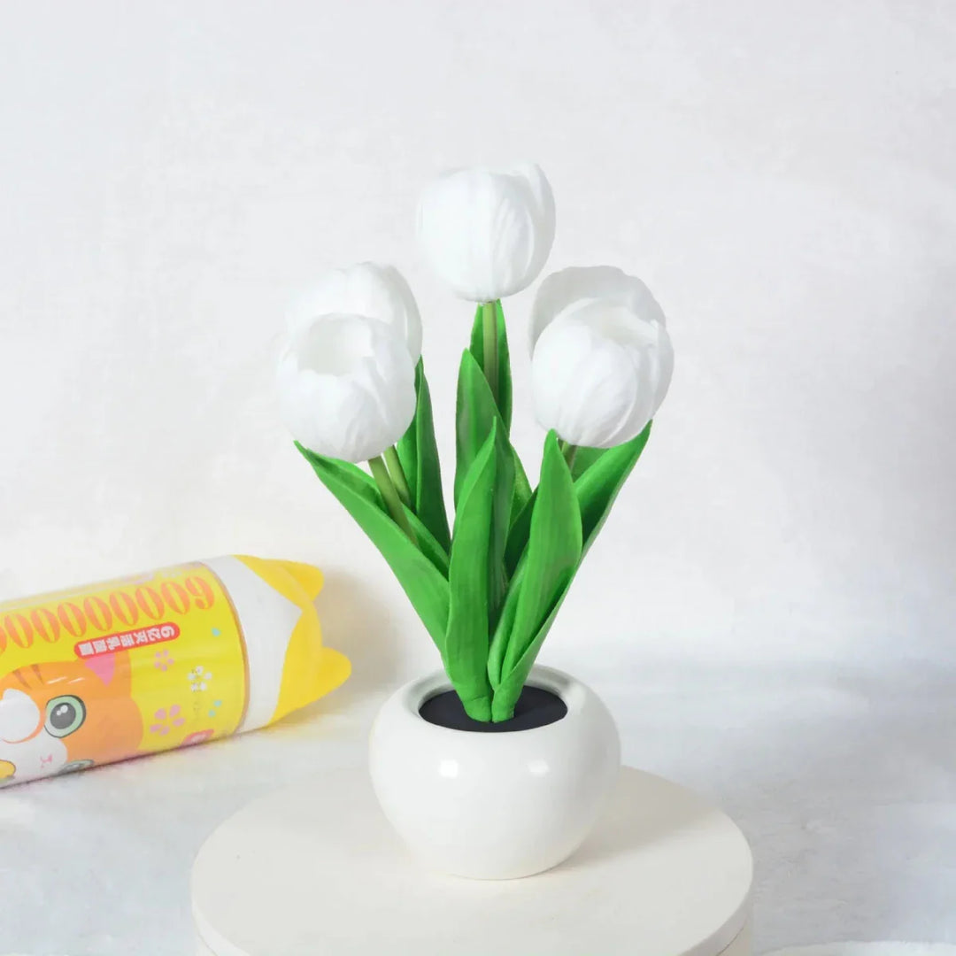 Sanfte LED Tulpenlampe, wunderschöne blumige Tischleuchte, auch als stilvolles Nachtlicht nutzbar.