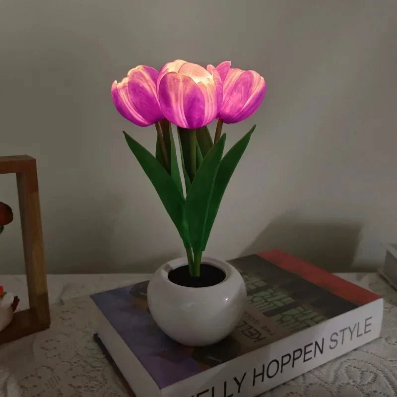 Weiße LED Tulpenlampe, eine stilvolle Tischleuchte als Nachttischlampe mit blumigem Design.