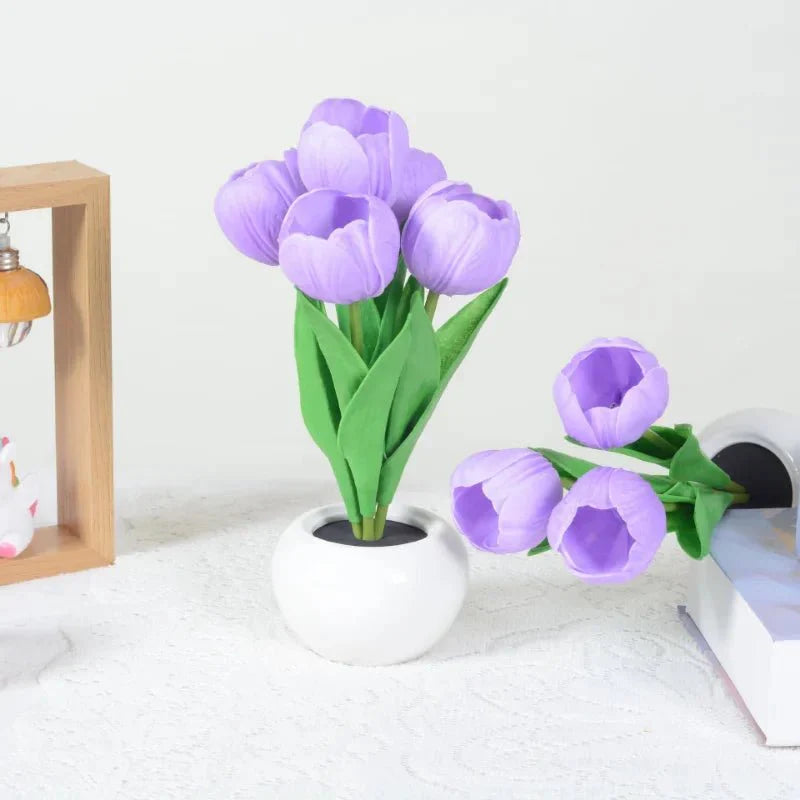Dekorative LED Tulpenlampe als modernes Wohnaccessoire und besondere Geschenkidee.