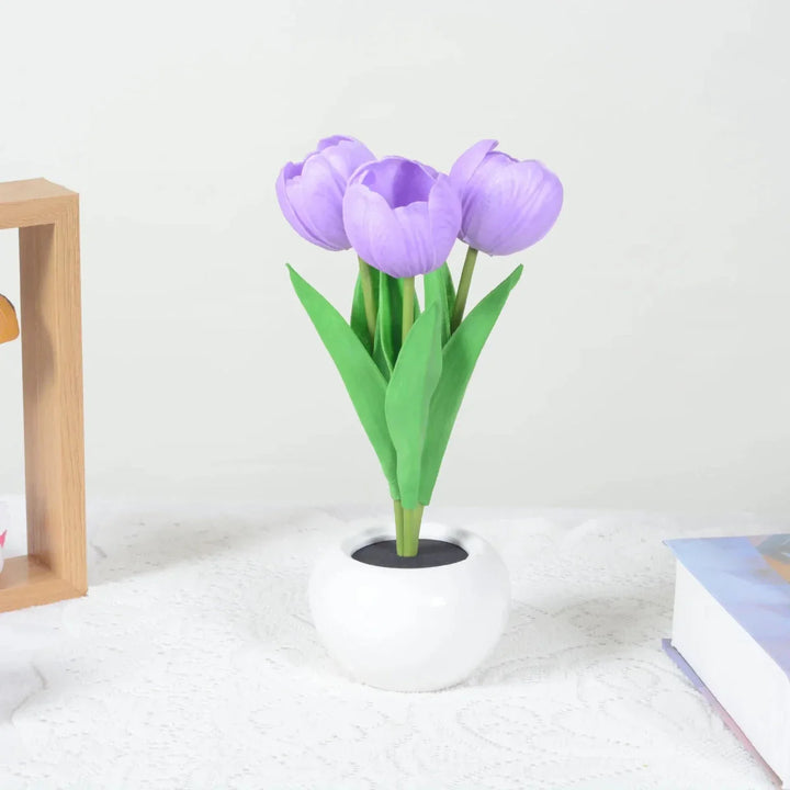 Blumen-Tischleuchte: LED-Lampe in Tulpenform, perfekt für romantische Akzente.