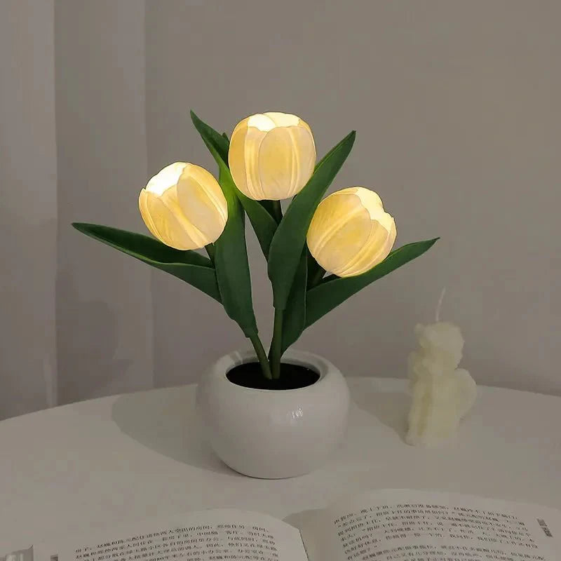 Moderne LED Tulpenlampe, stimmungsvolle Schlafzimmerleuchte, sorgt für warme Atmosphäre.