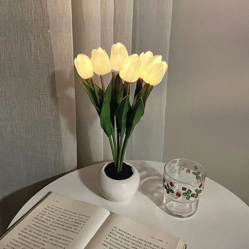 Warme LED Tulpenlampe, romantische Beleuchtung und stilvolle Dekoration für jeden Raum.