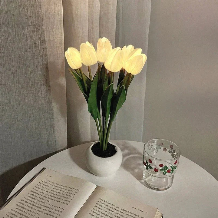 Warme LED Tulpenlampe, romantische Beleuchtung und stilvolle Dekoration für jeden Raum.
